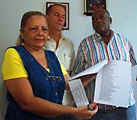 LOS DISIDENTES Martha Beatriz Roque, René Gómez Manzano (centro) y Félix Antonio Bonne 
anuncian en La Habana el lanzamiento del movimiento para crear una sociedad civil en la isla.