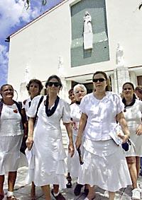 ESPOSAS Y FAMILIARES de los activistas presos salen de una misa en la Habana.